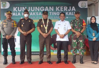 Dandim 1001/HSU-BLG Letkol Inf Dhuwi Hendradjaja saat foto bersama Kajati Kalsel