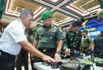 Kasad Jenderal TNI Dudung Abdurachman saat cek kelengkapan senjata AARM 30/2022