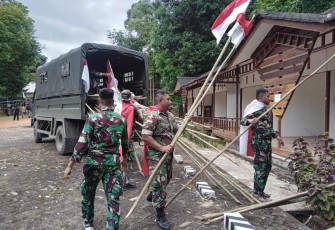 Pemasangan bendera di Kampung Budaya