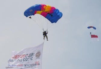 Aksi Terjun Payung Pembukaan Indo Defense 2022 