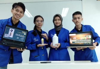 Mahasiswa Universitas Pertamina setelah mempresentasikan hasil penelitian dan produk O-Boost di ajang Indonesia International Invention Expo (IIIE) 2022.