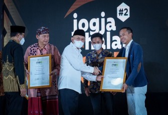 MenkopUKM Teten Masduki saat memberikan sertifikat halal UMKM di Yogyakarta 