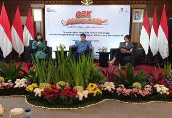 Dr. Dewi Hanggraeni, MBA., CA.,CACP., bersama dengan Mirza Adityaswara saat menyampaikan materi di acara OJK Mengajar
