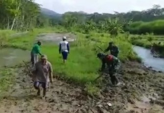 Bersihkan sungai bersama warga 