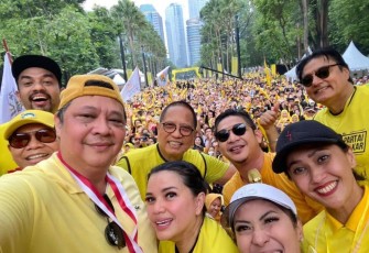 Airlangga Marjono saat olahraga bersama peringati HUT ke 58 Partai Golkar 