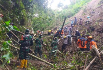 Bersihkan material longsor di desa Tulungrejo 