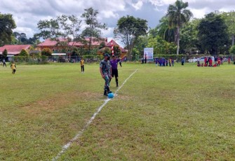 Dandim 0906/Kkr Letkol Inf Jeffry Satria saat kick off turnamen mini soccer 