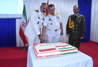 Pemotongan kue di kapal perang Islamic of Iran