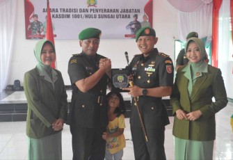 Dandim 1001/HSU-BLG Letkol Inf Dhuwi Hendradjaja saat memberikan cenderamata 