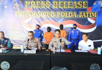 Ditpolairud Polda Jatim saat konferensi pers penangkapan pelaku penyelundupan satwa