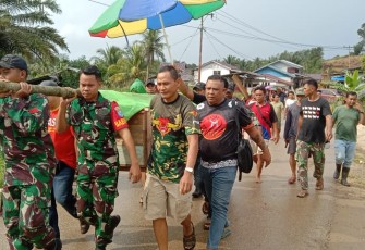 Gotong-royong Bantu pemakaman warga perbatasan 