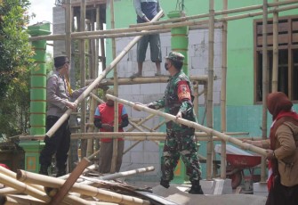 Karya bakti bantu rehab MIN Munawaroh