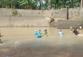 Bersama Warga Bersihkan Sungai