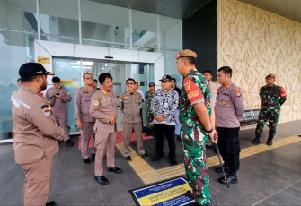 Dansatgas Yonarmed 19/105 Trk Bogani Letkol Arm Edi Yulian Budiargo saat mendampingi kunker pejabat Kementerian Pertanian di Badau