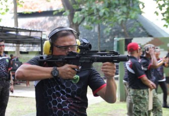 Dandim 0803/Madiun Letkol Inf Meina Helmi saat lomba menebak