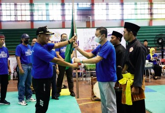 Pj Bupati Pati (bertopi) saat membuka kejuaraan pencak silat Pati Open