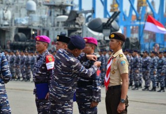 Wakasal Laksdya TNI Ahmadi Heri Purwono saat menyematkan peserta Sail Tidore 2022, 