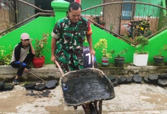 Bersihkan lingkungan bersama warga binaan