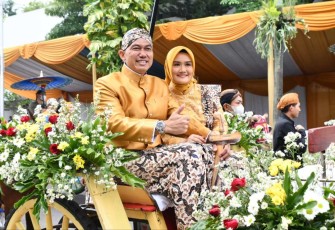 Dandim 0807/Tulungagung Letkol Czi Nooris Agus Rinanto bersama isteri saat menaiki kereta kencana