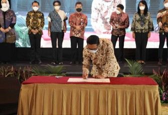 Gubernur Jawa barat Ridwan Kamil saat penandatanganan kerjasama Pengelolaan Sampah DAS Citarum di Jakarta 