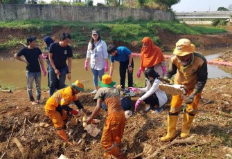 Dosen Teknik Lingkungan UPER, Dr. Eng. Mega Mutiara Sari, S.T., M.Si., saat melakukan penelitian Estimation of Plastic Waste in Ocean, Indonesia, bersama peneliti Toyohashi University of Technology (2022).