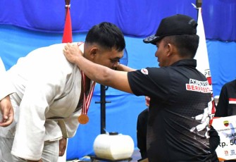 Kasdam I/BB Brigjen TNI Rifky saat pengalungan medali kejuaraan Judo Piala Pangdam I/BB 