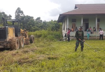 Karya bakti bersihkan lingkungan sekolah perbatasan 