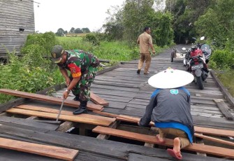 Karya bakti perbaikan jembatan 