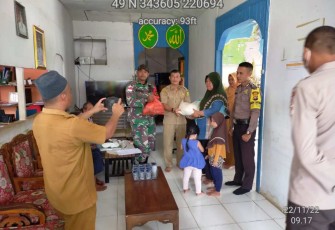 Pembagian bansos paket sembako di perbatasan 