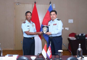 Dankoharmatau Marsda TNI Eddy Supriyono saat menerima cenderamata delegasi Tentara Angkatan Udara Kamboja di Bandung 
