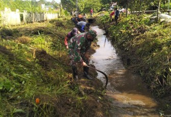 Pembersihan saluran air di wilayah binaan 