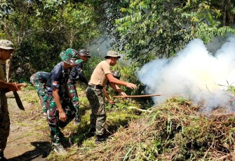 Karya bakti bersihkan lingkungan makam bersama TDM di perbatasan 