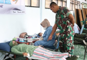 Dandim 0805/Ngawi Letkol Inf Adi Wirawan saat memantau pelaksanaan donor darah