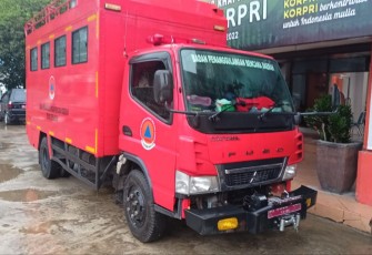 Kendaraan truk BPBD Provinsi Sumatera Barat memuat 1,3 ton paket rendang untuk warga terdampak gempabumi Cianjur Jumat (25/11).