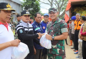 Dandim 1001/HSU-BLG Letkol Inf Dhuwi Hendradjaja saat memberikan bantuan sembako korban banjir