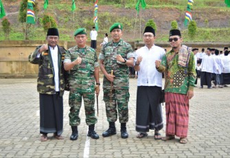 Danrem 091/ASN Brigjen TNI Dendi Suryadi foto bersama usai pelantikan