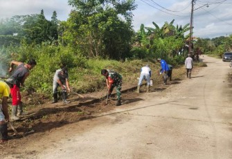 Gotong royong bersihkan jalan desa binaan