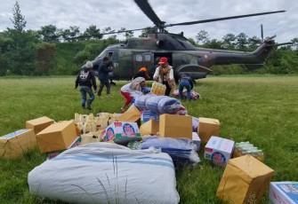 Helikopter Super Puma Lanud Atang Sendjaja pengangkut bantuan sosial gempa Cianjur. Minggu (27/11)