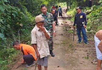 Gotong royong bersihkan semak belukar pinggir jalan
