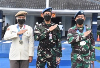 Danlanud Husein Sastranegara Kolonel Pnb I Gusti Putu Setia bersama atlet terbang layang peraih medali di Porpov Jabar ke XIV. Senin (28/11) 