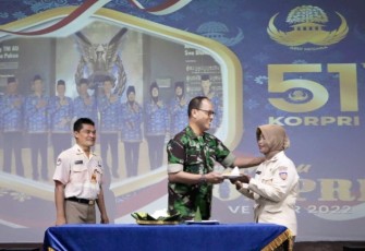 Kamuspusdirla Kolonel Sus Yuto Nugroho memberikan ucapan selamat anggotanya di HUT Korpri Ke-51 