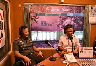 Dandim 0802/Ponorogo Letkol Inf Hirta Juni Adriansyah saat talk show di Radio Duta Nusantara 92.1 FM