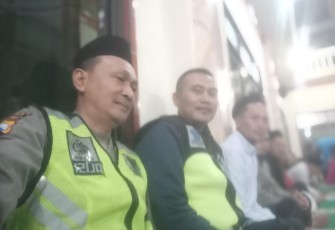 Personel Polres Batu saat shalat subuh berjamaah 