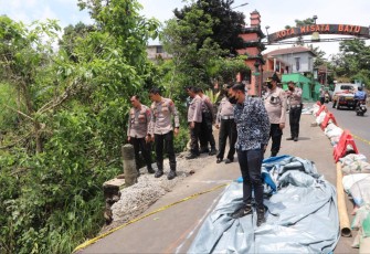 Kapolres Batu AKBP Oskar Syamsuddin saat meninjau jembatan ambrol, Jum'at (2/12)