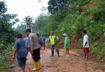 Bersihkan jalan desa bersama masyarakat binaan