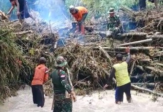 Bersihkan rumpun bambu hambat aliran sungai