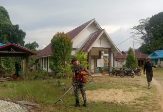 Pembersihan lingkungan gereja perbatasan 