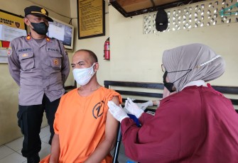 Tahanan Polres Blitar Kota mendapatkan vaksinasi Covid-19. Rabu (7/12)