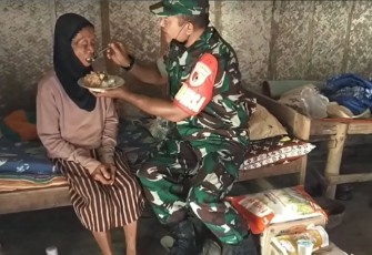 Wujud kepedulian Babinsa suapi makan warganya yang sakit