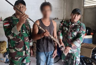 Satgas perbatasan terima senpi rakitan warga